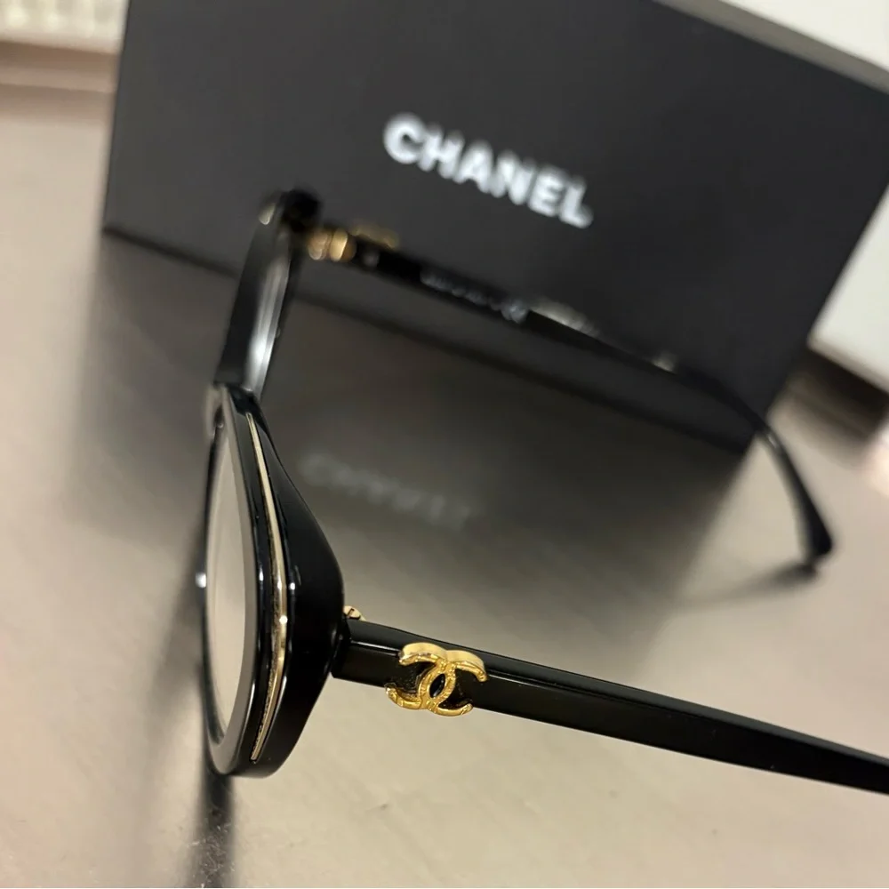 CHANEL Elegant Black and Gold eyewear - Picture 3 of 8